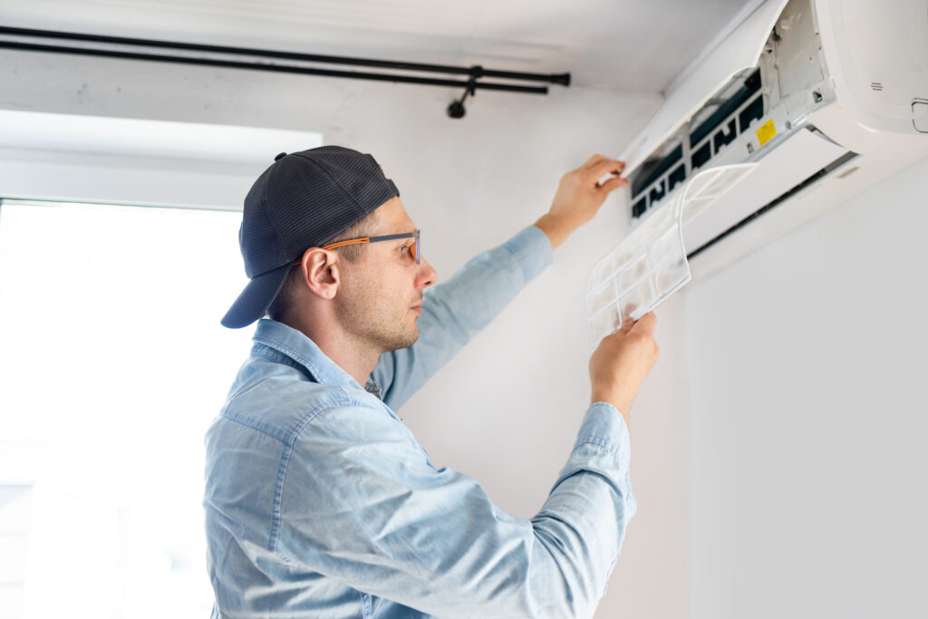 Nettoyage des conduits de ventilation Montréal - young male technician